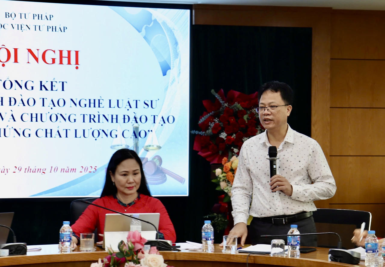 Trưởng phòng Đào tạo và Công tác học viên Trần Minh Tiến phát biểu.