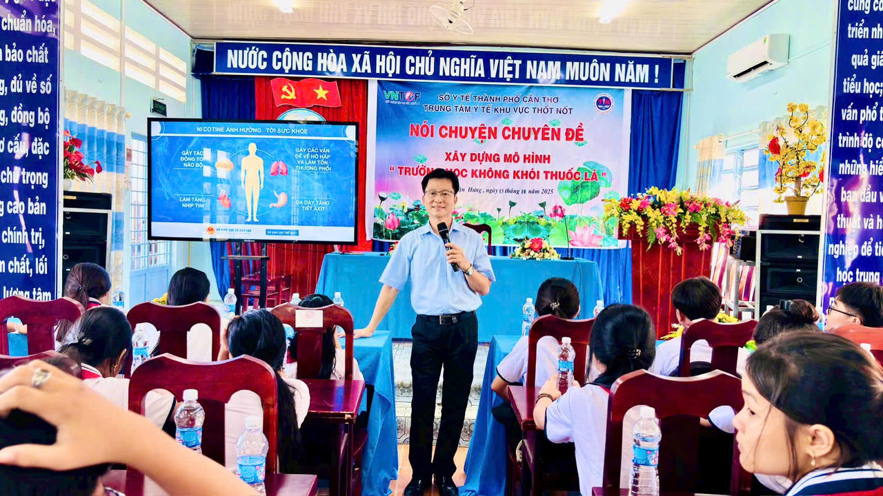 Đông đảo học sinh tham gia các buổi truyền thông. Ảnh: B.Thủy
