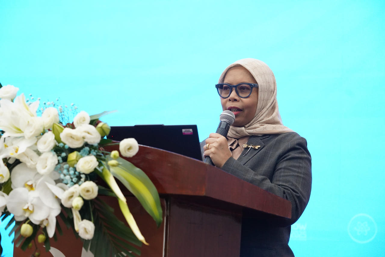 Bà Nies Puwati, Giám đốc Quan hệ Chính phủ Khu vực Đông Nam Á Qualcomm trình bày tại Hội nghị.