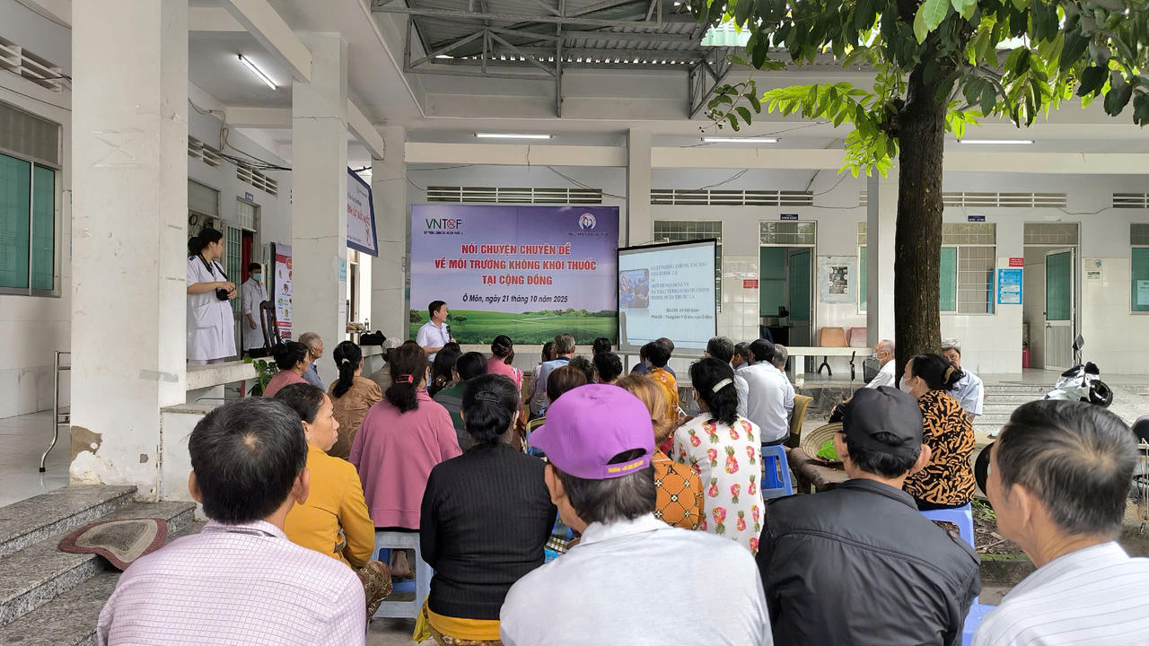 Đông đảo công nhân, người lao
động tham dự buổi tuyên truyền. Ảnh: B.Thủy. 