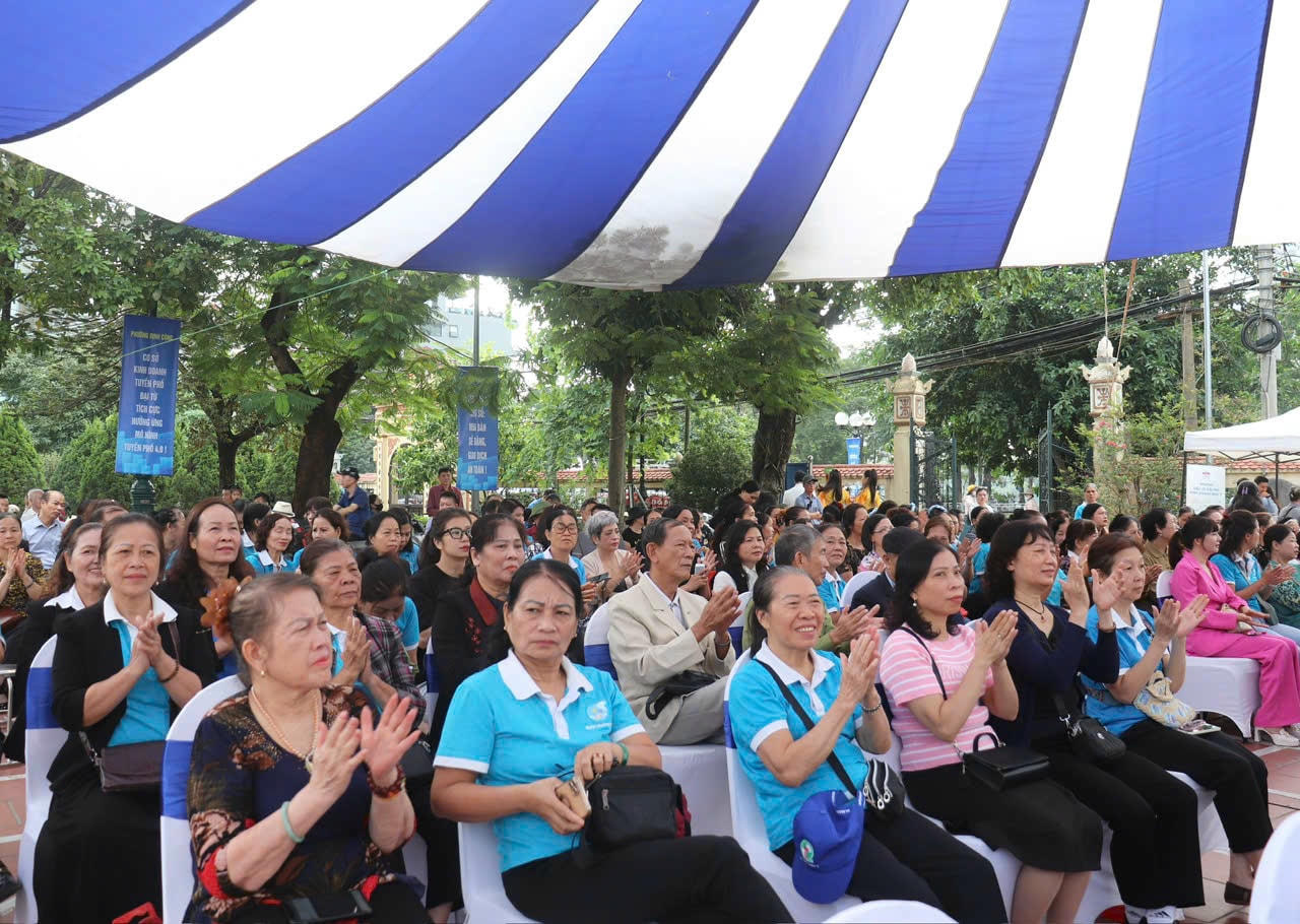 Đông đảo Nhân dân và bà con tiểu thương chợ Đại Từ tham dự buổi Lễ.