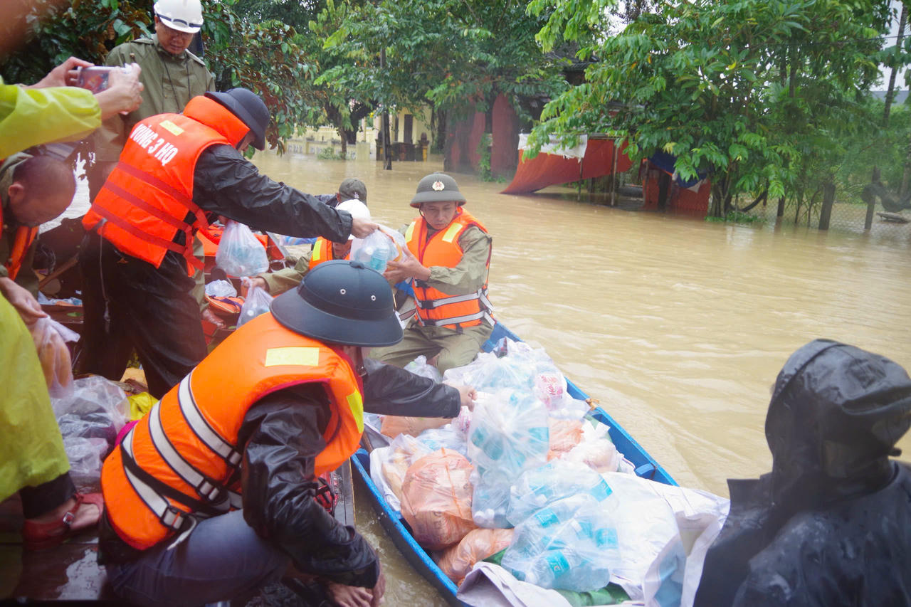 Cán bộ, chiến sĩ Vùng 3 Hải quân tổ chức phân loại, đóng gói nhu yếu phẩm gồm mì tôm, bánh mì, lương khô, nước uống… để vận chuyển và trao tận tay cho các hộ dân đang bị cô lập trong vùng ngập sâu.