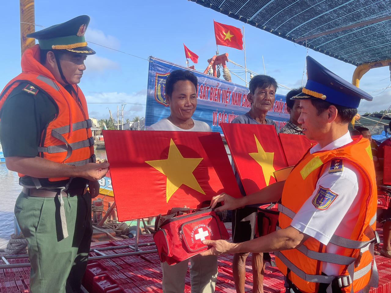 Đại tá Lê Văn Tú - Chính ủy Bộ Tư lệnh Vùng Cảnh Sát biên 3 trao tặng túi thuốc cho ngư dân.