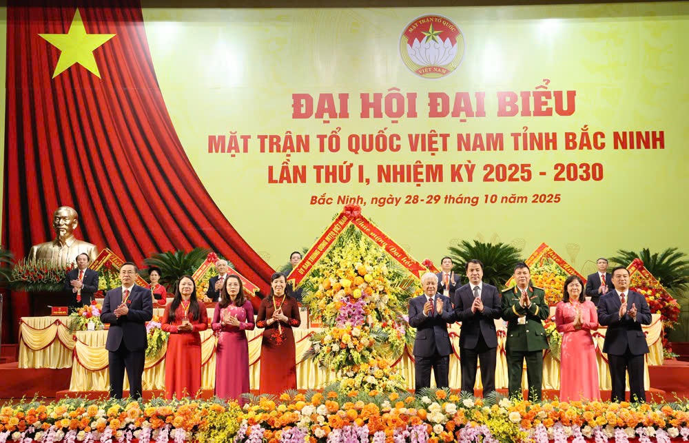 Ủy viên Bộ Chính trị, Bí thư Trung ương Đảng, Chủ tịch Ủy ban Trung ương MTTQ Việt Nam Đỗ Văn Chiến tặng hoa chúc mừng Đại hội..