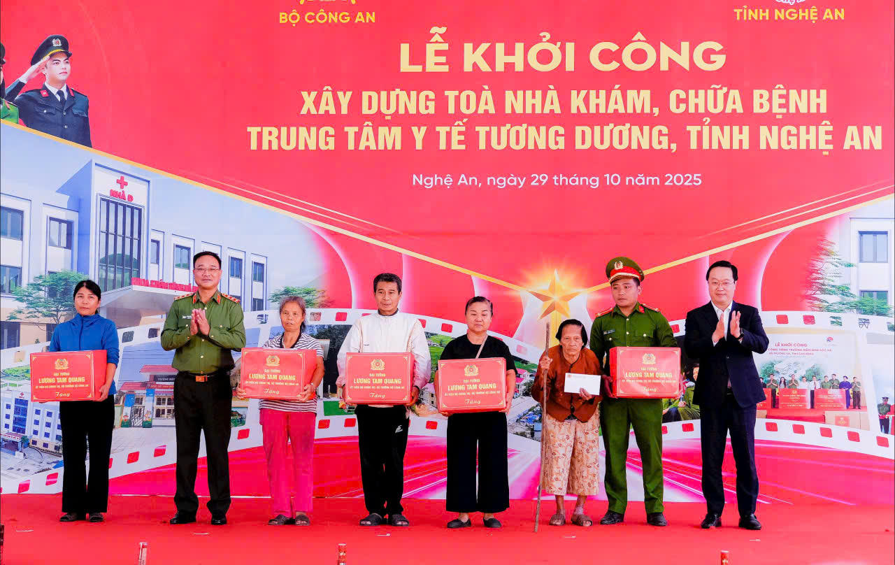 Thứ trưởng Bộ Công an và Bí thư Tỉnh uỷ Nghệ An trao tặng quà cho các hộ dân tại xã Tương Dương