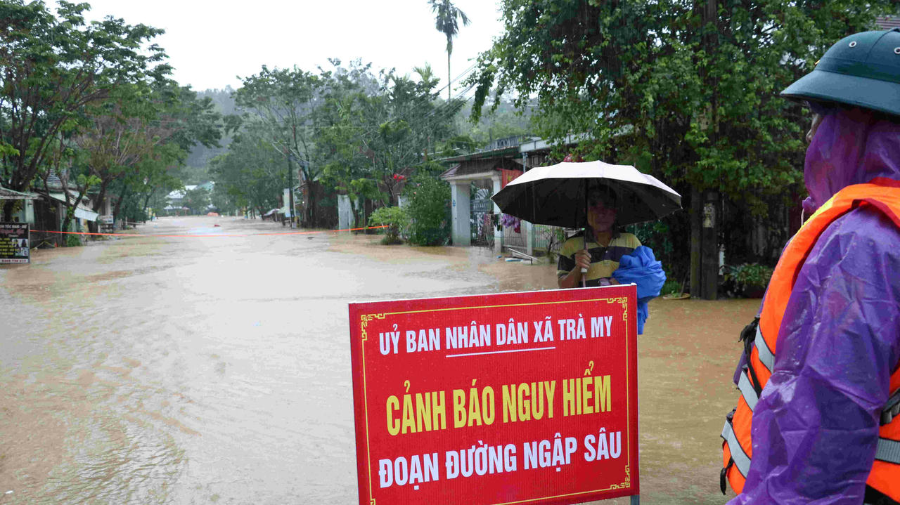 Tại thôn Tân Hiệp, 8 hộ dân với hơn 40 nhân khẩu bị nước lũ bao vây, không kịp sơ tán.