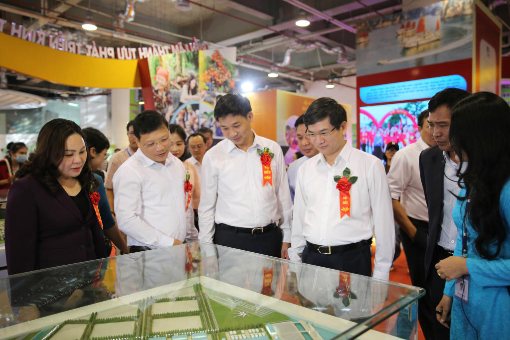 Đại biểu tham quan các gian hàng tại Hội chợ.