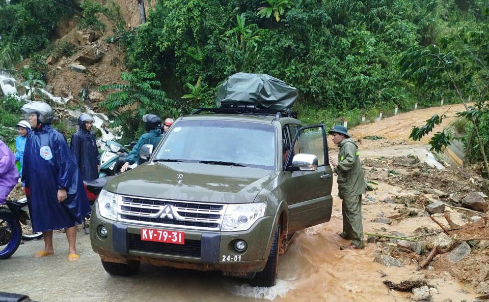 Xe thông tin của Lữ đoàn 575 ngược lên núi.