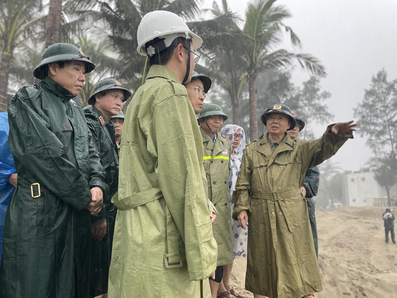 Phó Thủ tướng Trần Hồng Hà yêu cầu các địa phương tiếp tục phối hợp chặt chẽ với Quân khu V và Bộ Quốc phòng, Bộ Công an để bảo đảm các điểm bị ngập vẫn tiếp cận được, lương thực, thực phẩm và phương tiện vận chuyển luôn sẵn sàng