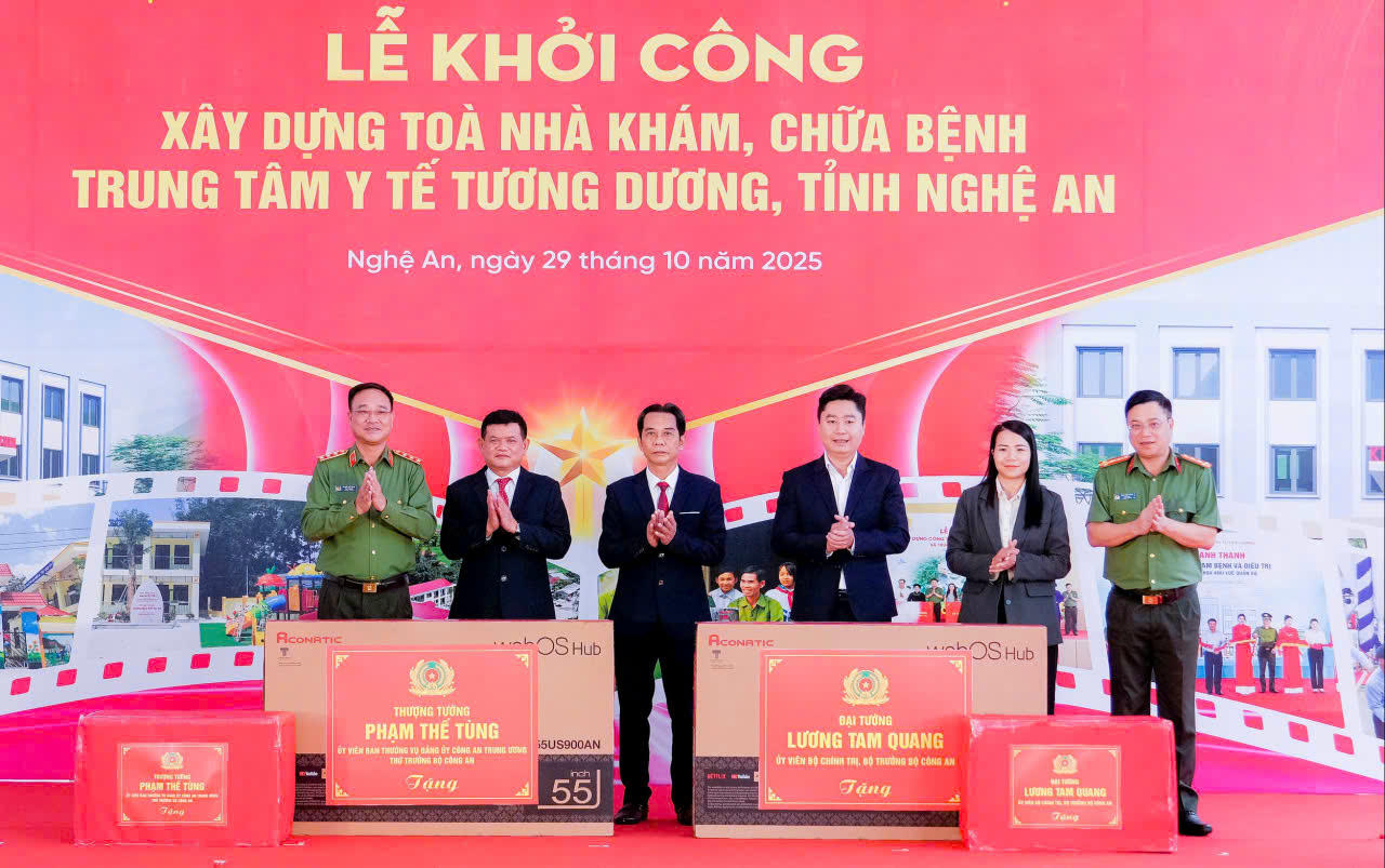 Thứ trưởng Bộ Công an trao tặng quà cho xã Tương Dương và Công an xã Tương Dương&nbsp;