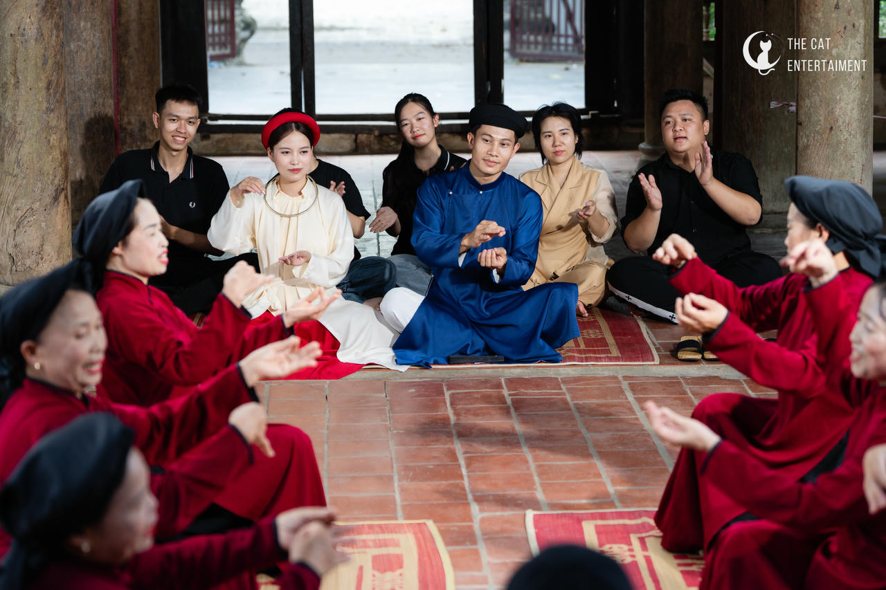  Diễn viên Phương Nam - tiểu đội trưởng Tạ trong "Mưa đỏ" góp mặt trong MV "Hẹn hò Phú Thọ" đi thưởng thức các điệu hát Xoan thẫm đẫm hồn dân tộc (ảnh trong MV).