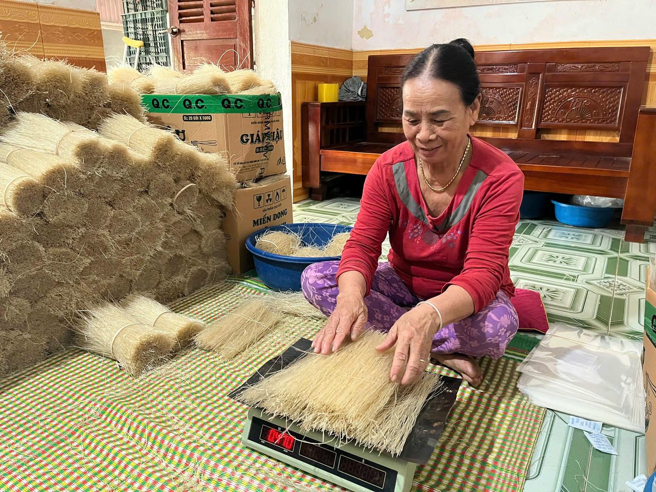 Mẹ của chị Hậu nay đã ngoài 70 nhưng vẫn tích cực hỗ trợ đóng gói miến