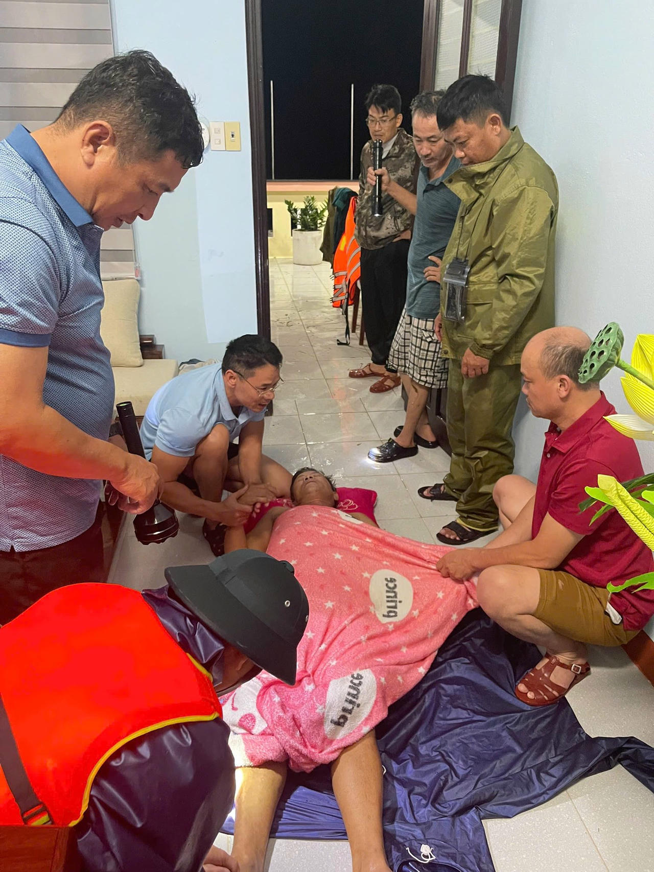 Trong ngày 28/10, lực lượng tại chỗ của phường Hóa Châu đã cứu được bốn người dân bị nước cuốn