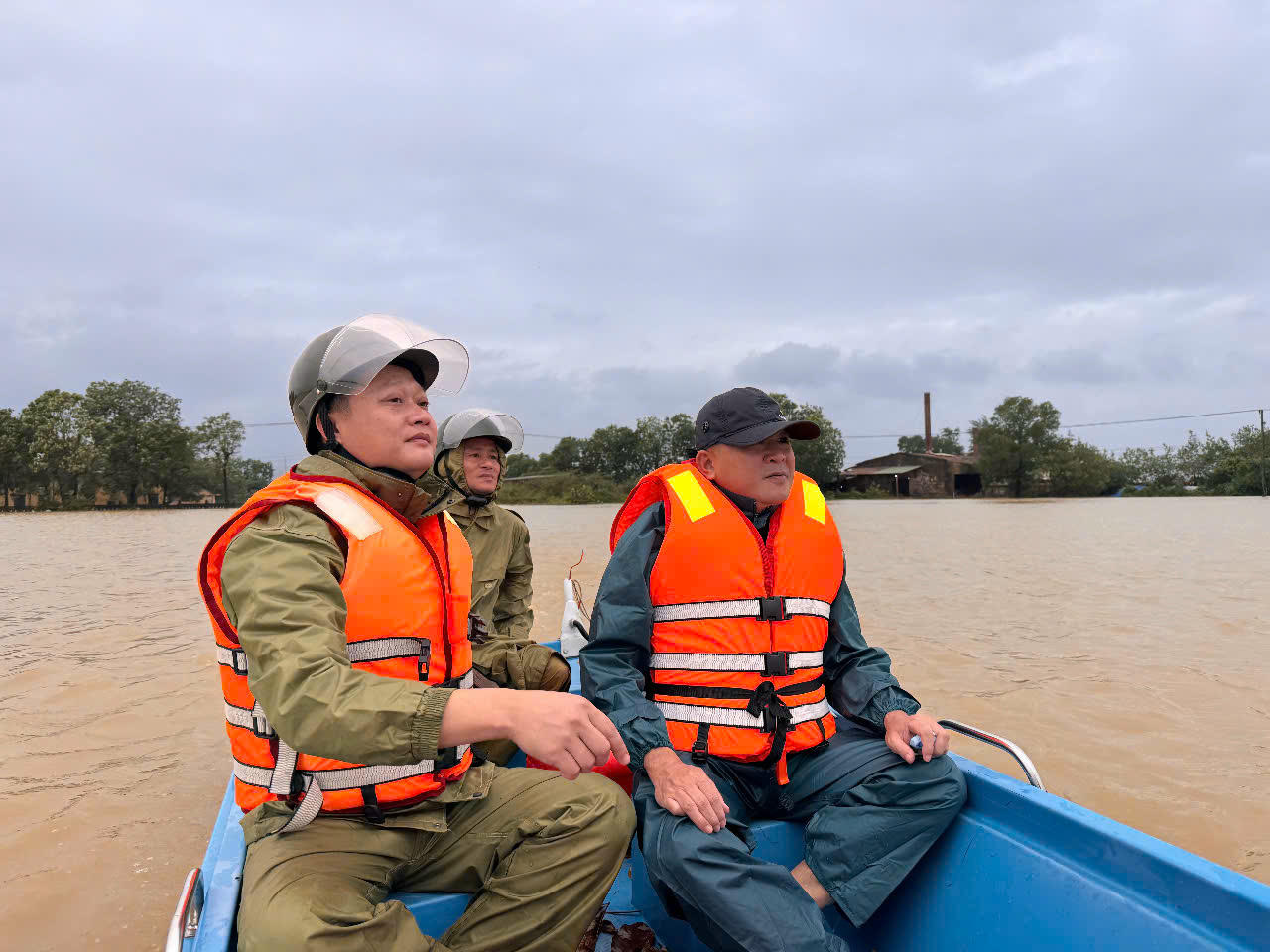 Ông Hồ Lê Hoàng Thịnh (Chủ tịch phường Kim Trà) tham gia lực lượng tìm kiếm người mất tích trên địa bàn.