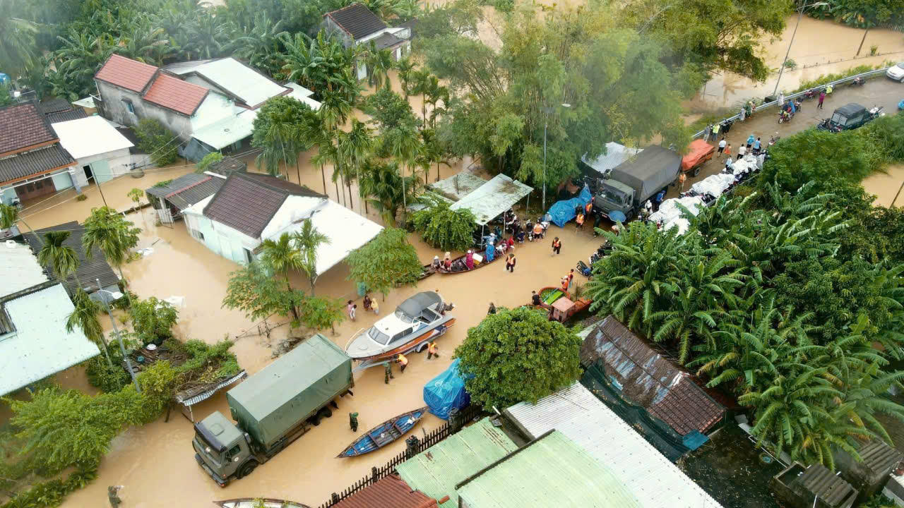 Sư đoàn 315 đã điều động 29 cán bộ cùng nhiều phương tiện, trang thiết bị chuyên dụng như xuồng máy, cano... nhanh chóng đến xã Duy Nghĩa