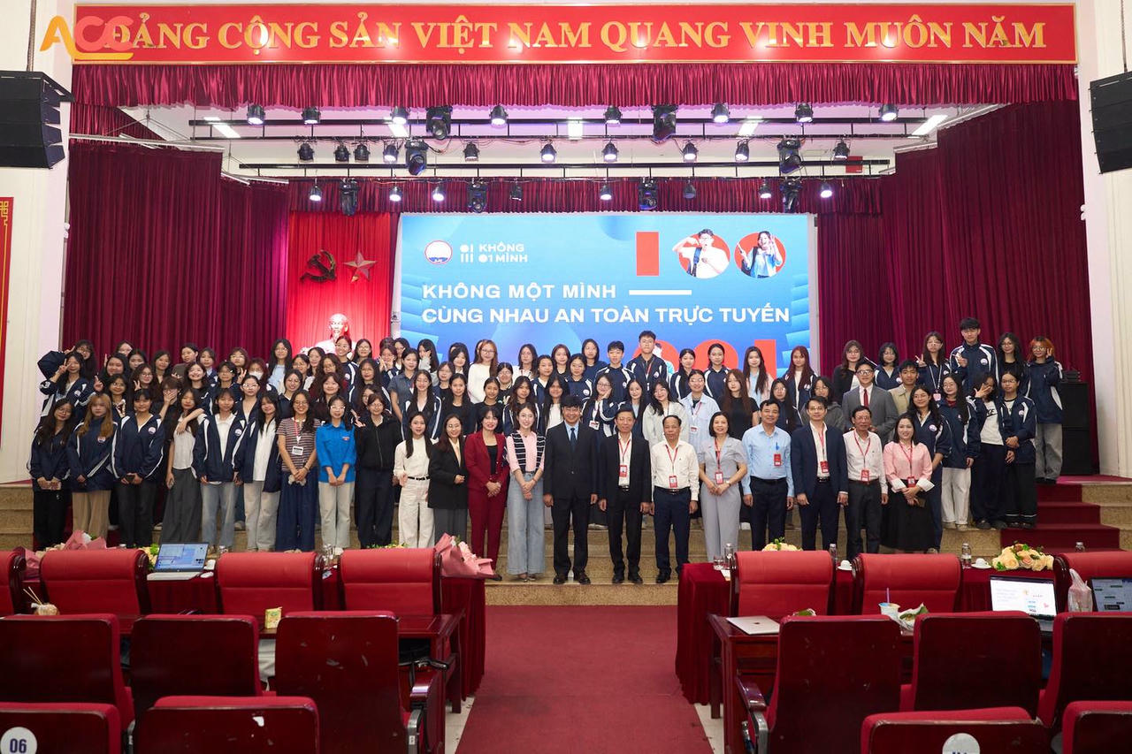 Sinh viên  Học viện Báo chí và Tuyên truyền hưởng ứng chiến dịch chống  “Không một mình”