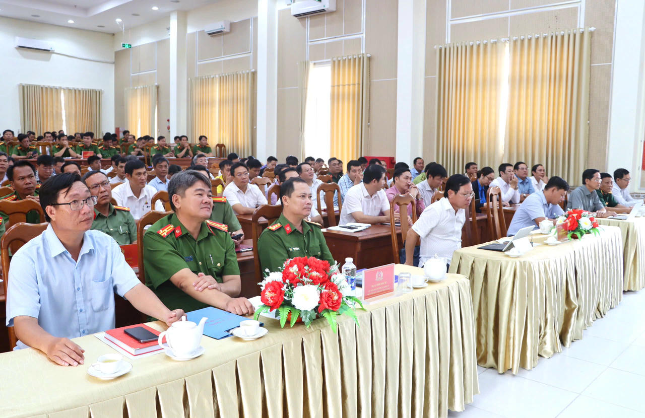 Đại biểu tham dự Hội nghị.