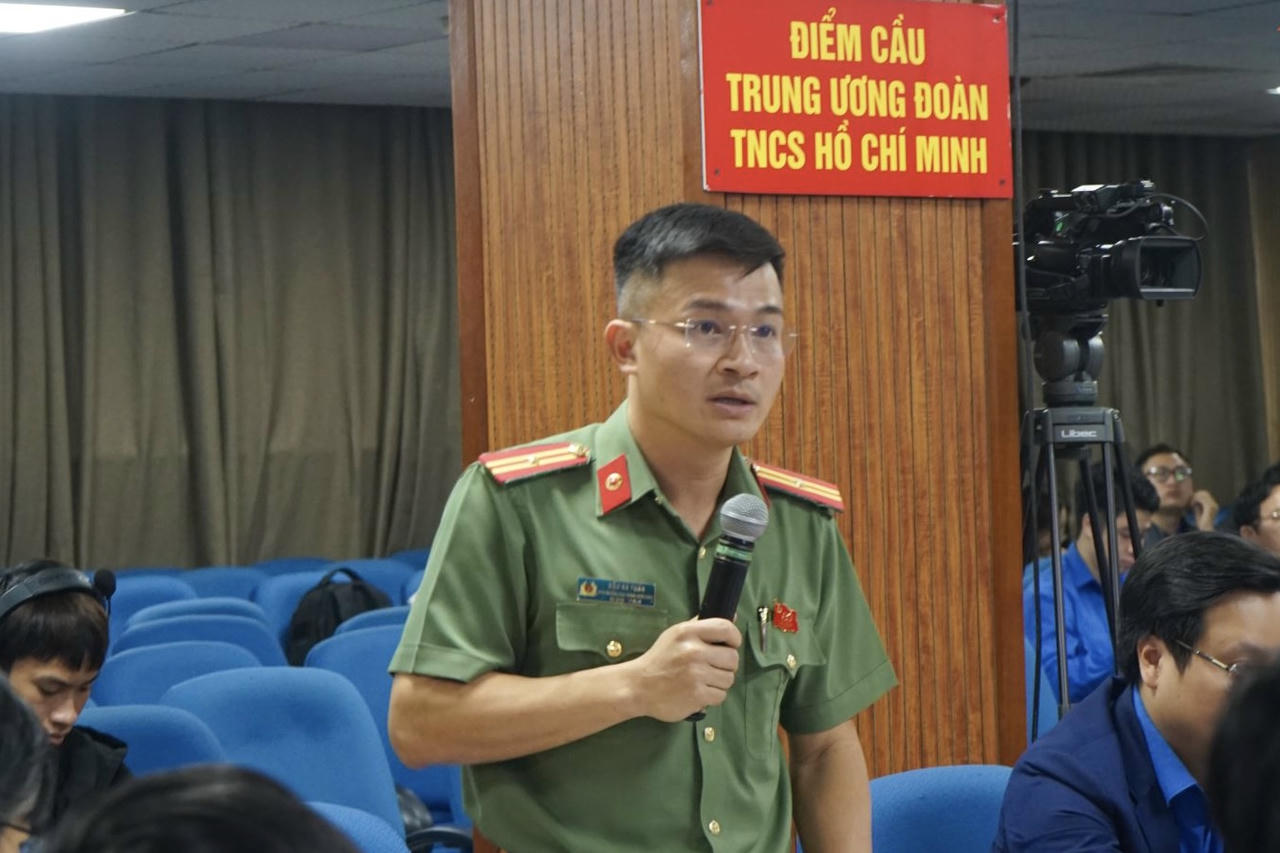 Thiếu tá Đậu Bá Tuấn, Phó Trưởng ban Thanh niên Công an tham luận tại hội nghị&nbsp;