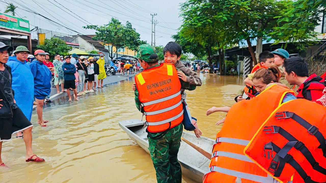 Quân khu 5 điều phương tiện đặc chủng ứng cứu người dân, nối lại liên lạc giữa vùng ngập lụt
