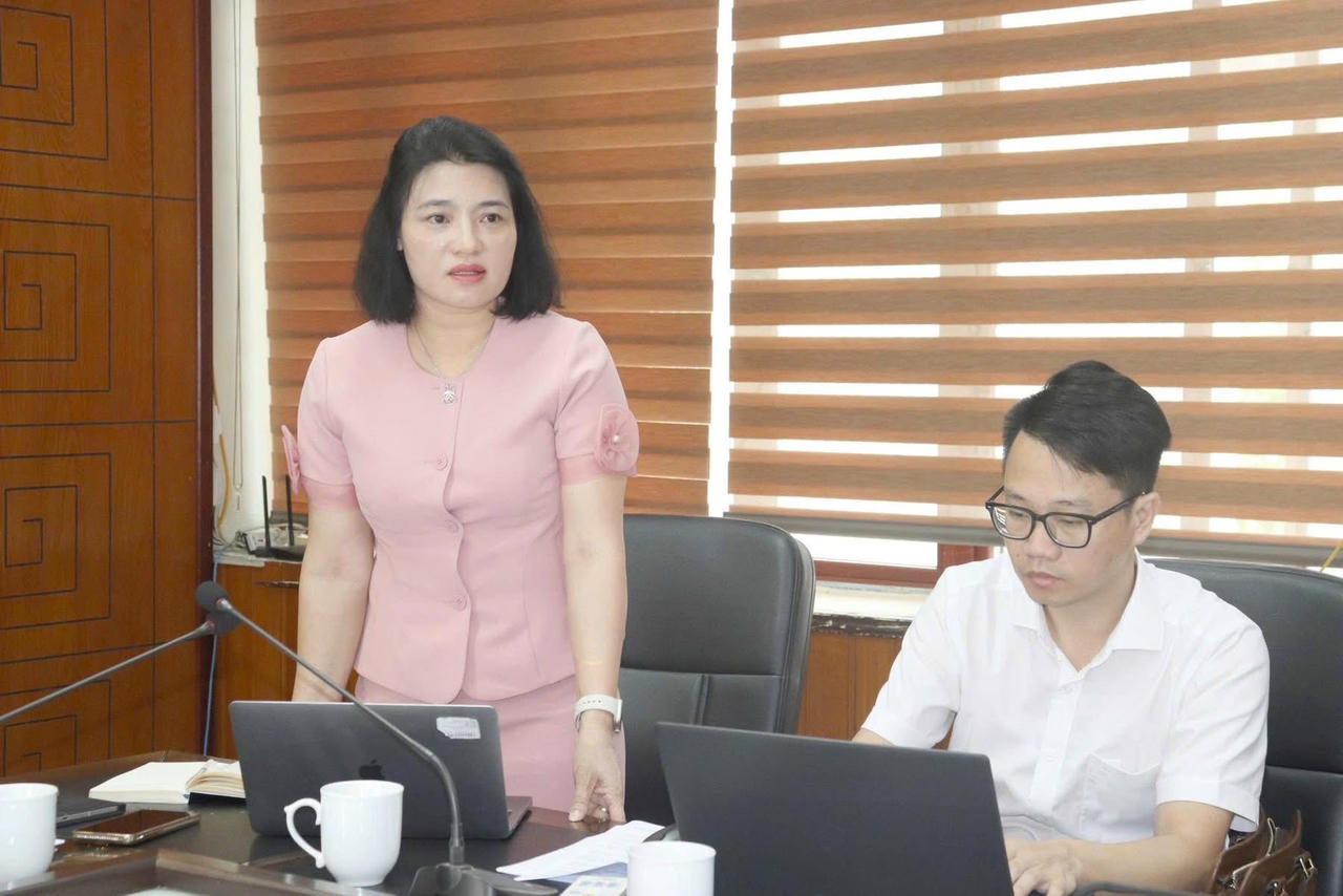 Bà Trần Thị Thùy Dung, Phó Chủ tịch UBND phường Lào Cai phát biểu tại Hội nghị