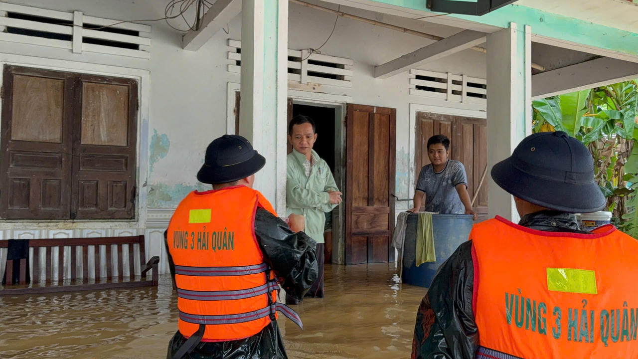 Miền Trung: Bộ đội Hải quân cùng dân vượt lũ