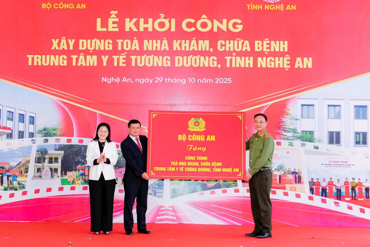 Thượng tướng Phạm Thế Tùng trao tặng biểu trưng công trình toà nhà khám chữa bệnh Trung tâm Y tế Tương Dương&nbsp;