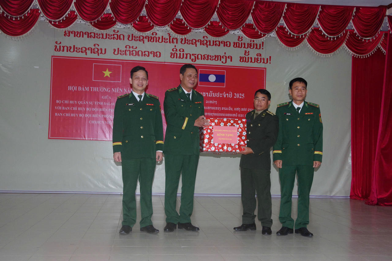 Tặng quà lưu niệm cho đoàn công tác Bộ Chỉ huy Quân sự tỉnh Salavan.