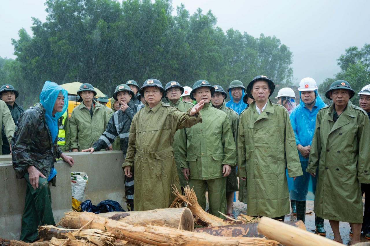 Phó Thủ tướng Trần Hồng Hà kiểm tra và chỉ đạo khắc phục sạt lở trên tuyến cao tốc La Sơn – Hòa Liên