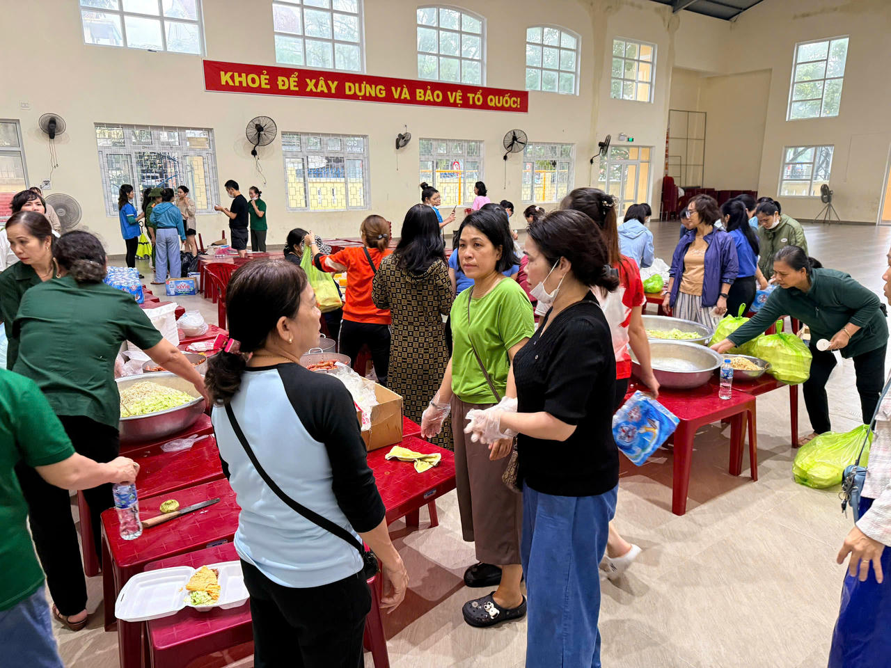 Trong gian khó, tình người Huế vẫn sáng lên như ngọn đèn trong đêm mưa — nhỏ bé nhưng bền bỉ, âm thầm mà ấm áp vô cùng.