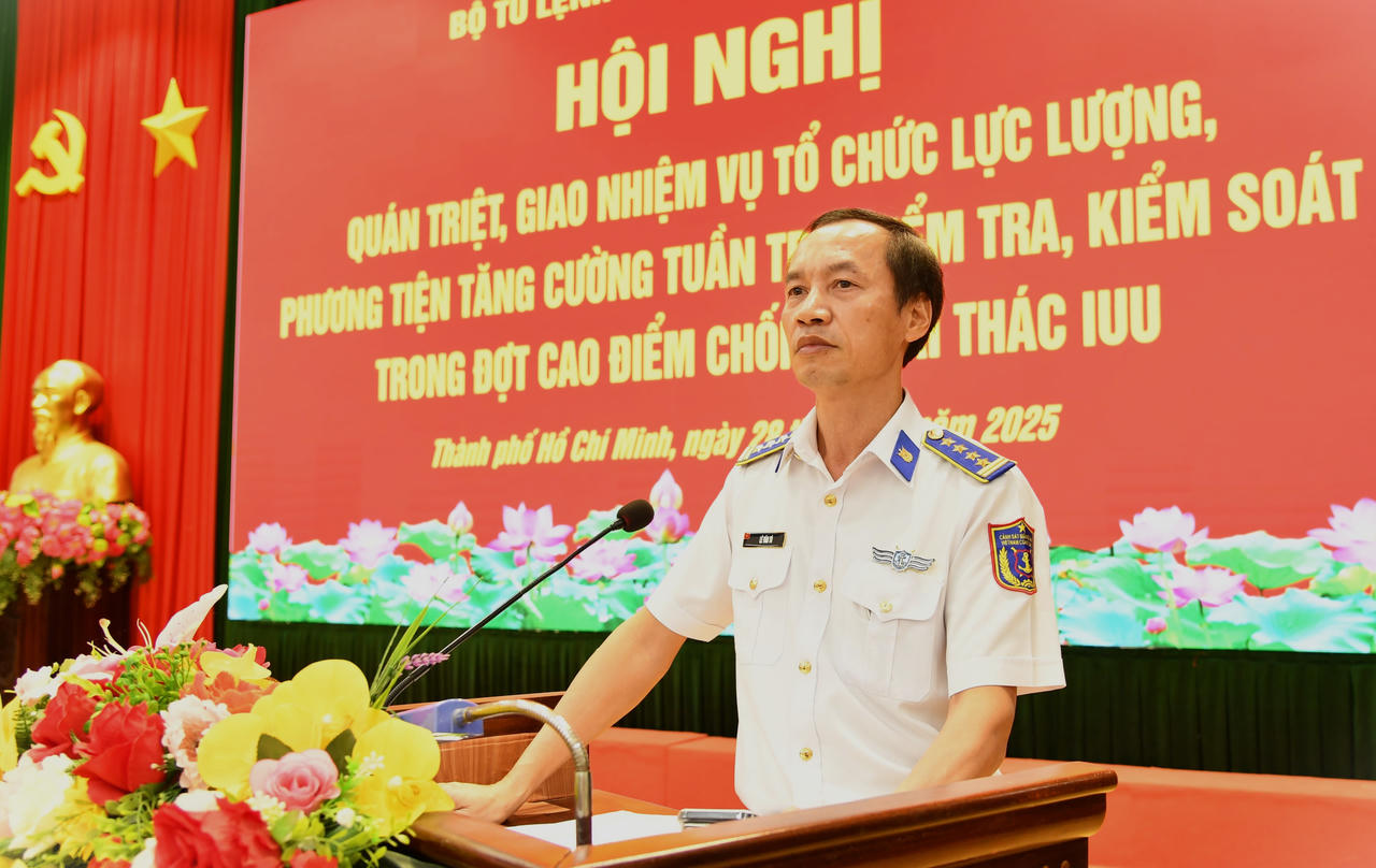 Đại tá Lê Văn Tú - Bí thư Đảng ủy, Chính ủy Bộ Tư lệnh Vùng Cảnh sát biển 3 phát biểu tại Hội nghị.