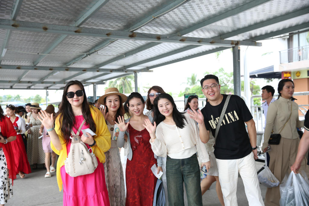 Du khách Trung Quốc hào hứng khi chuẩn bị đi tham quan Vịnh Hạ Long.