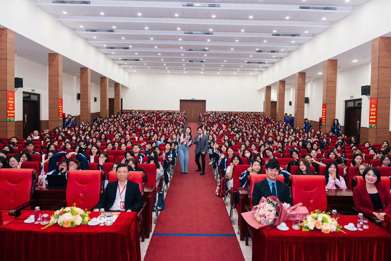 Sinh viên Học viện Báo chí và Tuyên truyền hưởng ứng chiến dịch chống “Không một mình”