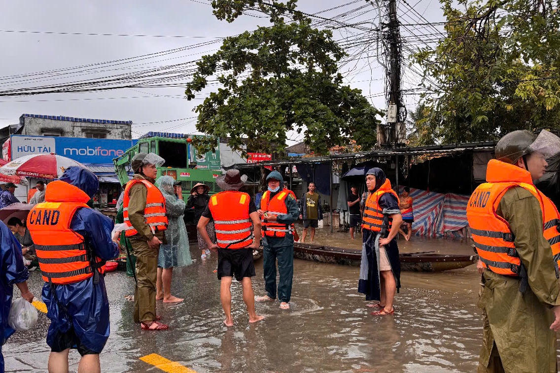 Phường Kim Trà (TP Huế) tổ chức tìm kiếm nạn nhân mất tích do lật ghe