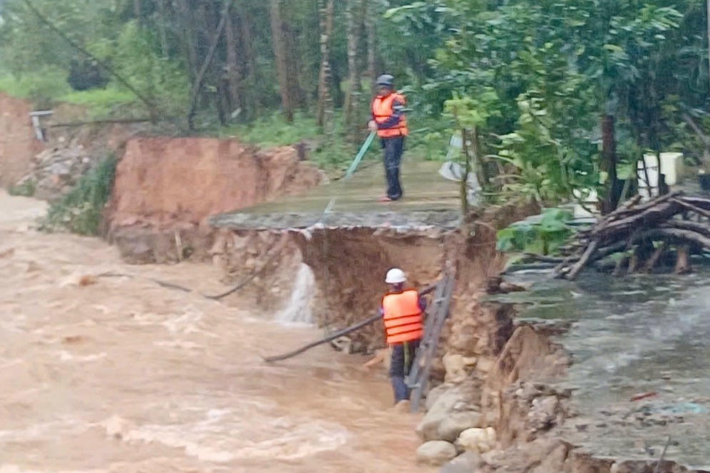 Không để thiếu nước sạch trong lũ lớn – tinh thần vì dân của HueWACO