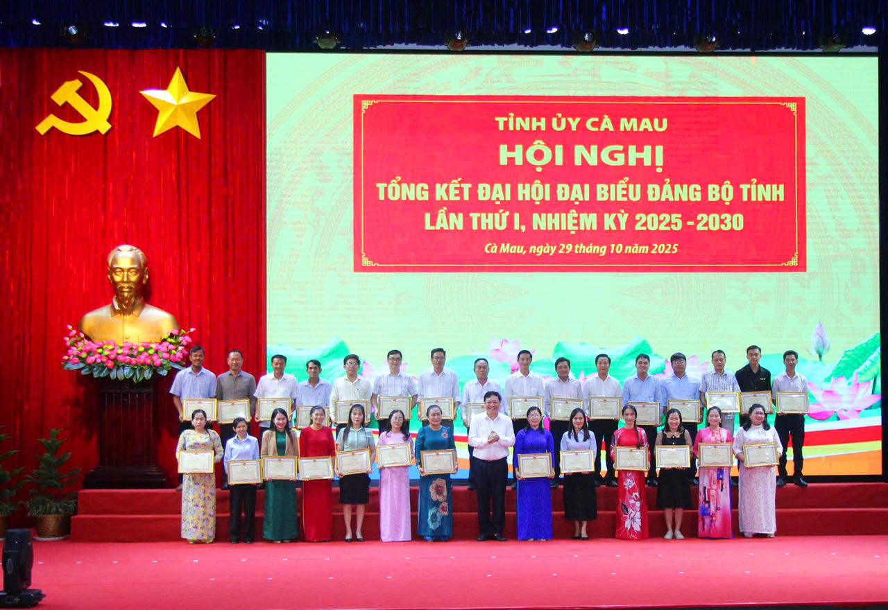Ông Phạm Thành Ngại - Phó Bí thư Tỉnh ủy, Chủ tịch UBND tỉnh Cà Mau, trao Bằng khen cho các cá nhân có thành tích xuất sắc trong chỉ đạo, tổ chức và thực hiện Đại hội đại biểu Đảng bộ tỉnh lần thứ I, nhiệm kỳ 2025–2030.
