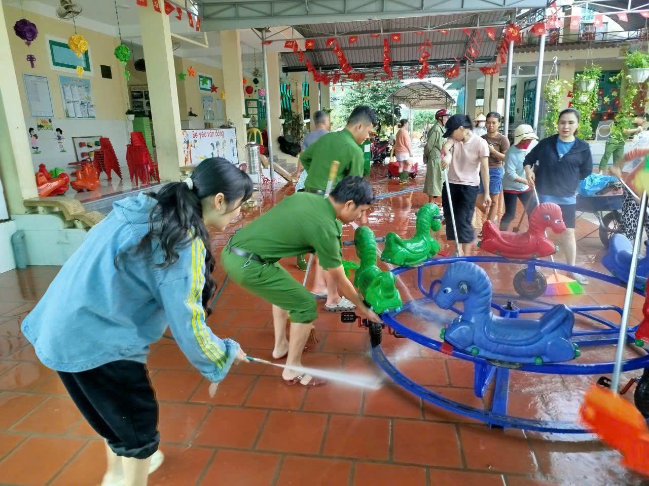 Cán bộ, chiến sĩ Công an TP Huế giúp dân khắc phục hậu quả mưa lũ