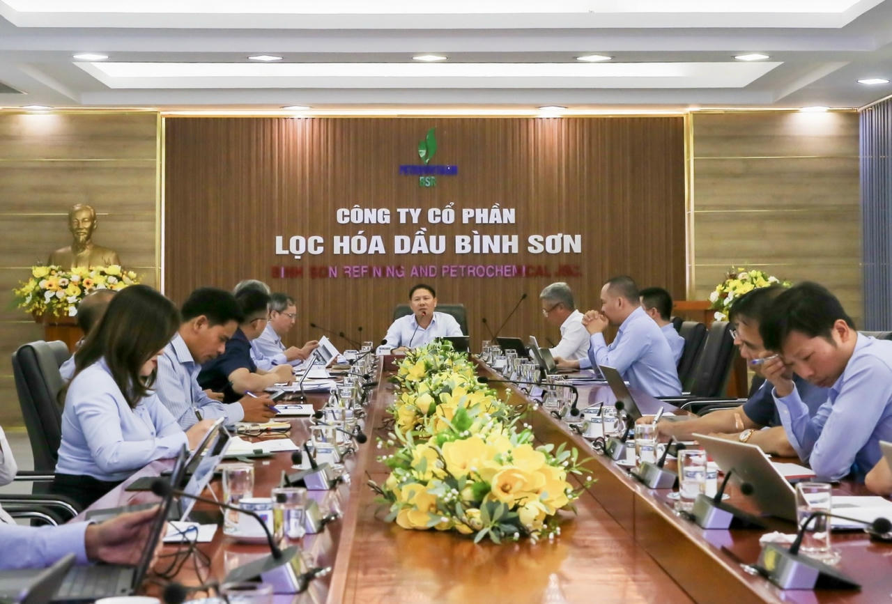 Uỷ viên Ban Thường vụ Đảng ủy Petrovietnam, Chủ tịch BSR Bùi Ngọc Dương chủ trì một cuộc họp thúc tiến độ Dự án Nâng cấp, mở rộng Nhà máy lọc dầu Dung Quất.
