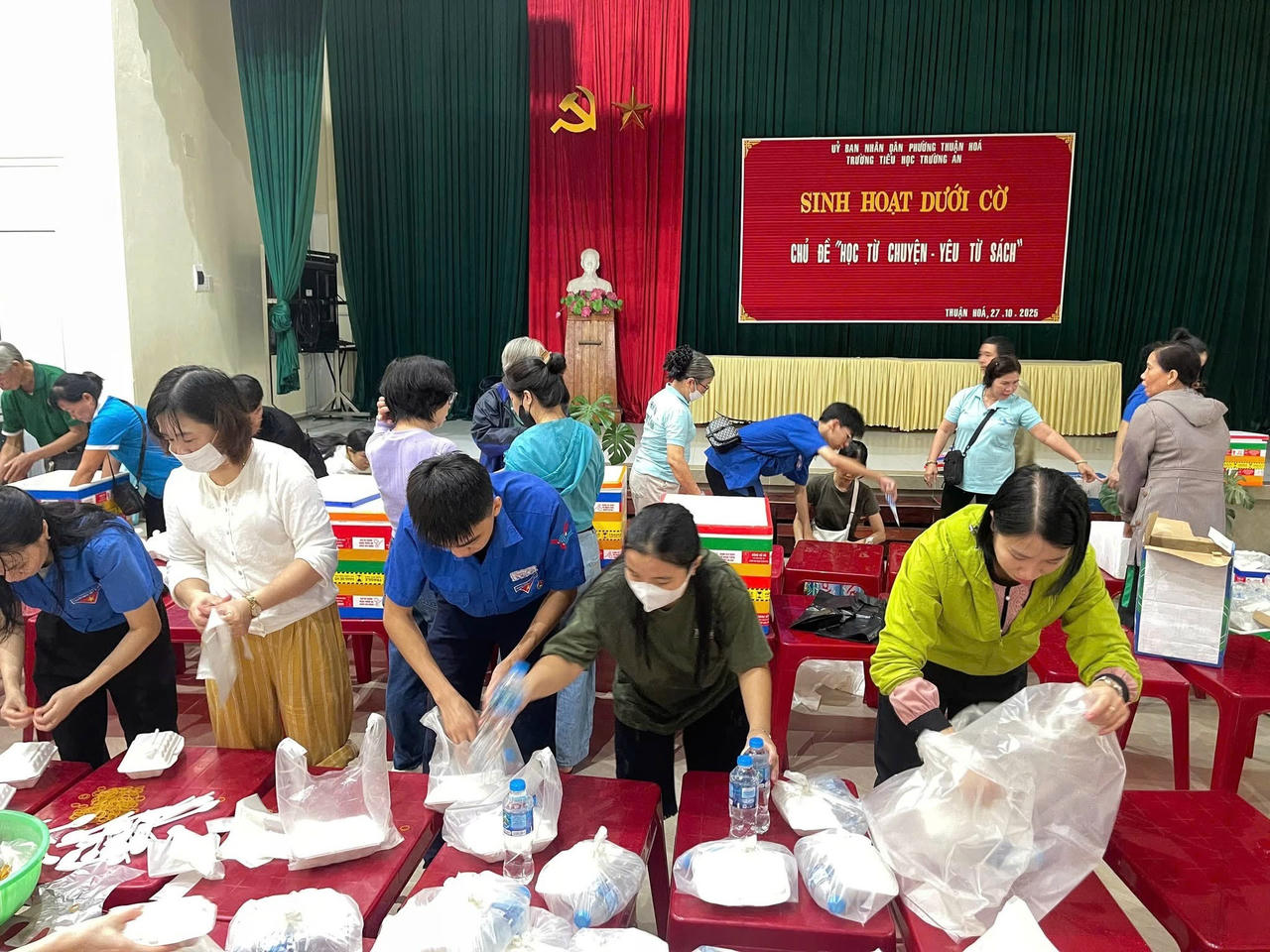 Các tình nguyện viên đóng gói như một dây chuyền, mỗi người chủ động một việc.