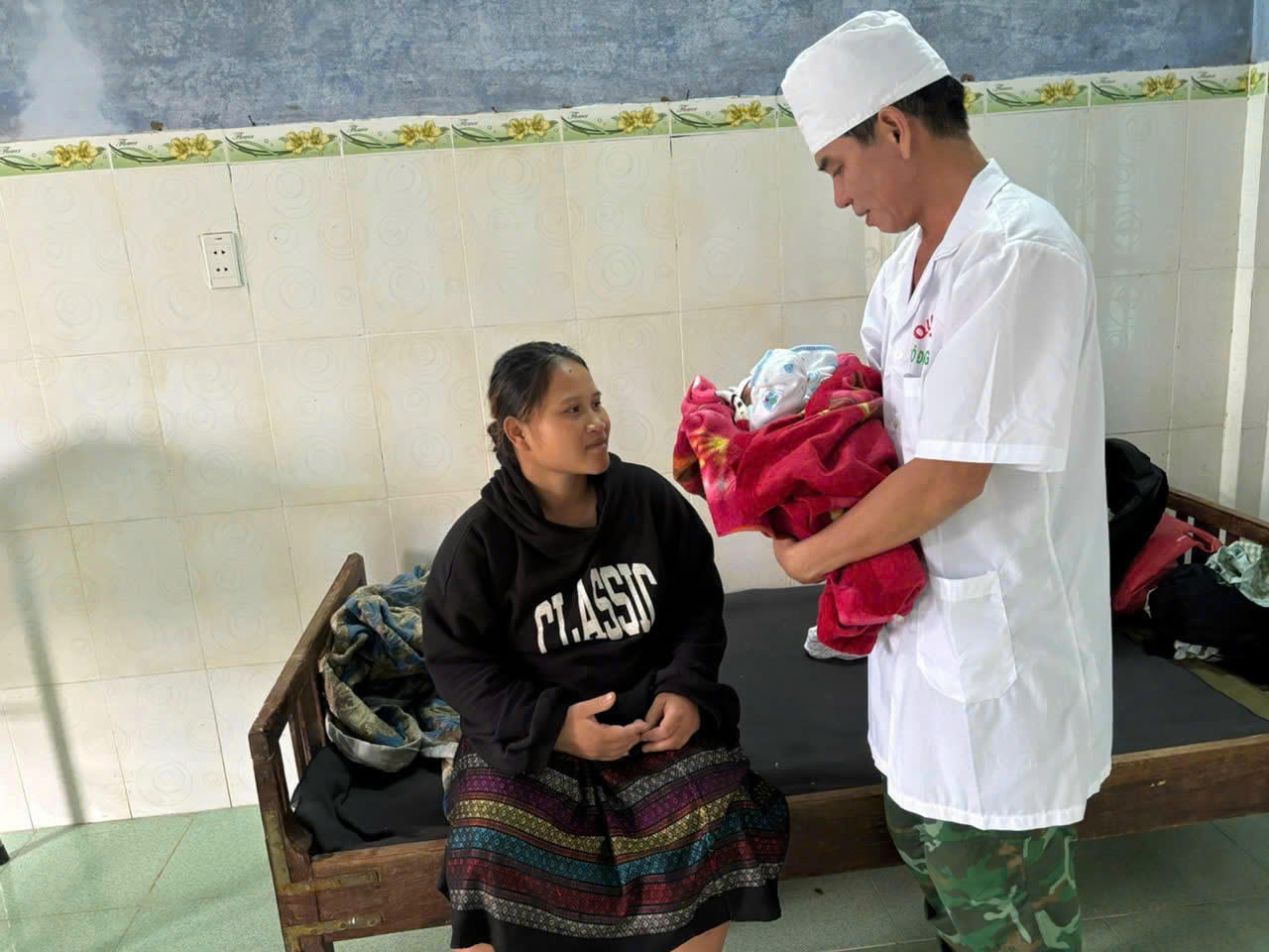 Y sỹ, Trung tá quân nhân chuyên nghiệp Trần Minh Vũ và hai mẹ con sản phụ Hồ Thị Chơn.