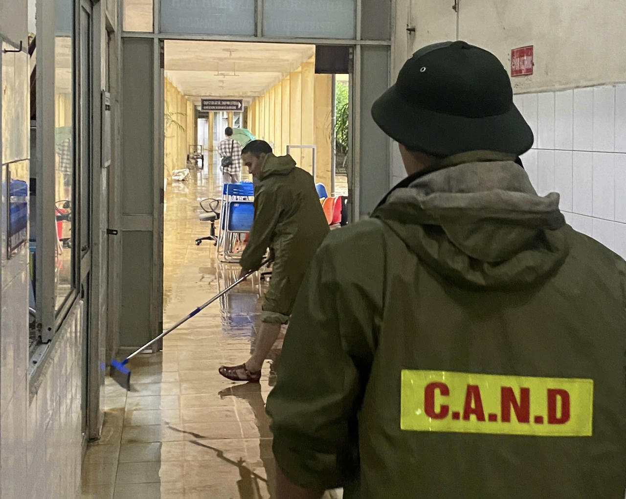 Công an xã Phú Hồ hỗ trợ dọn dẹp vệ sinh tại trường mầm non Phú Hồ theo phương châm “nước rút đến đâu, dọn dẹp đến đó”.. 