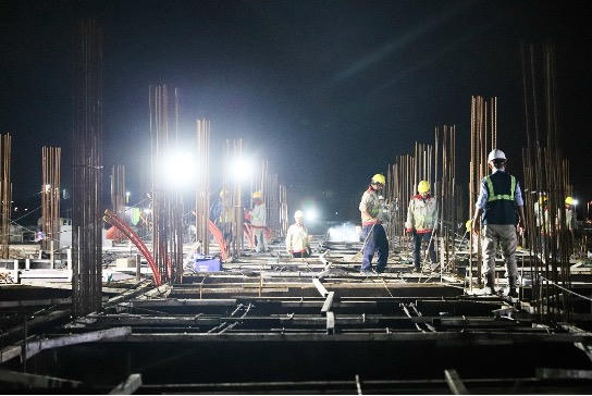 Không khí thi công rầm rộ cả ngày lẫn đêm tại công trường Aqua City - River Park 2.