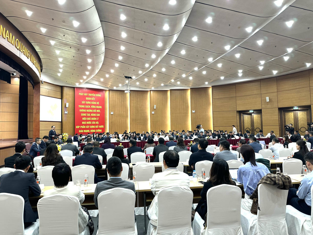 Toàn cảnh hội nghị. Ảnh: VA