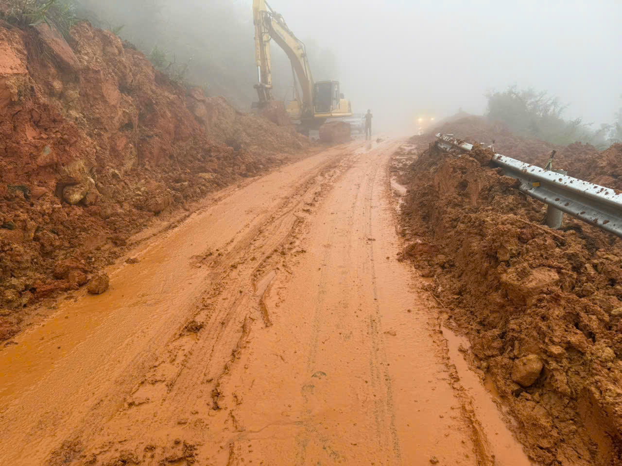 Lực lượng chức năng khẩn trương khắc phục sự cố.