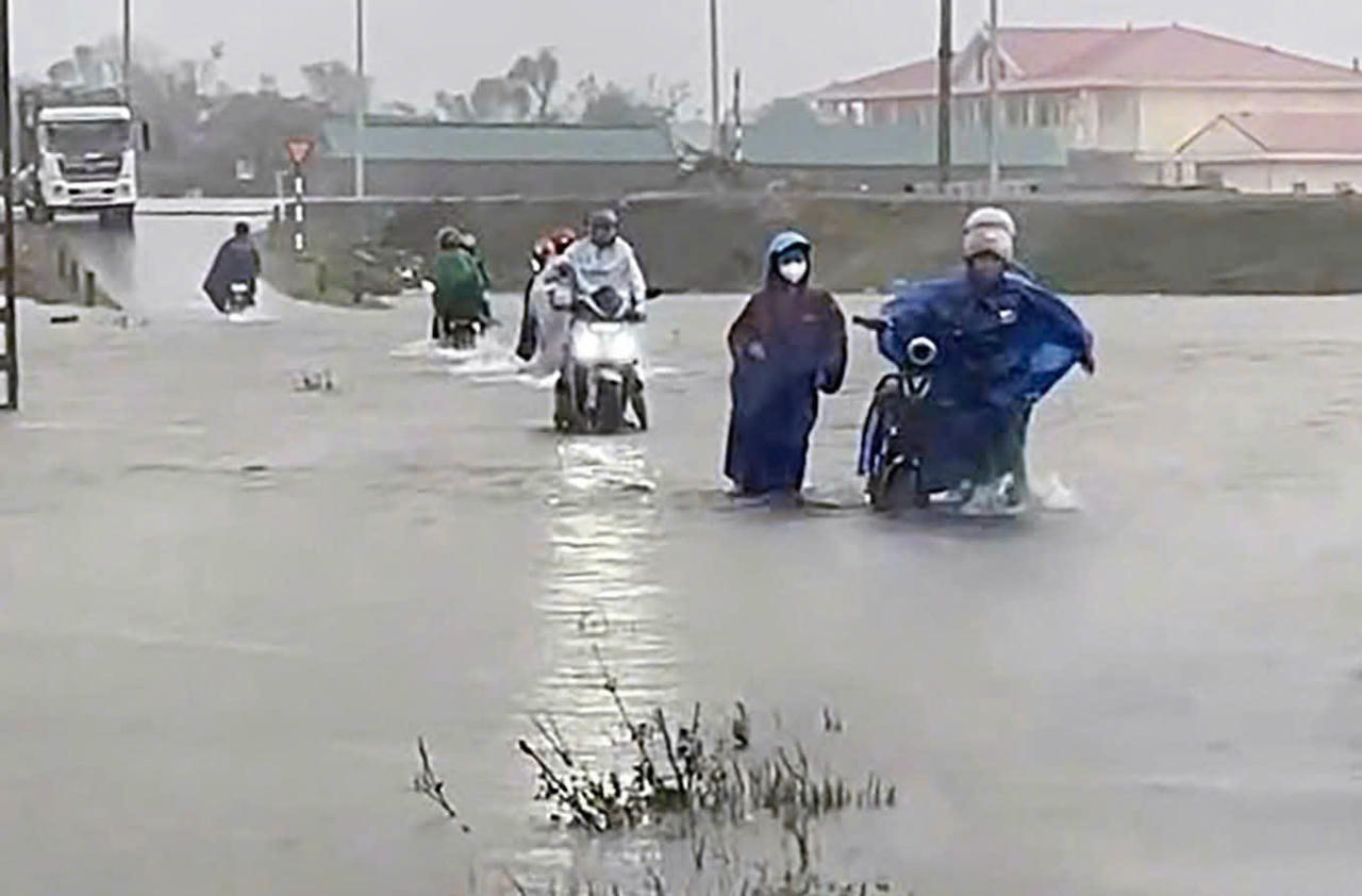 Nước ngập chia cắt nhiều tuyến đường.