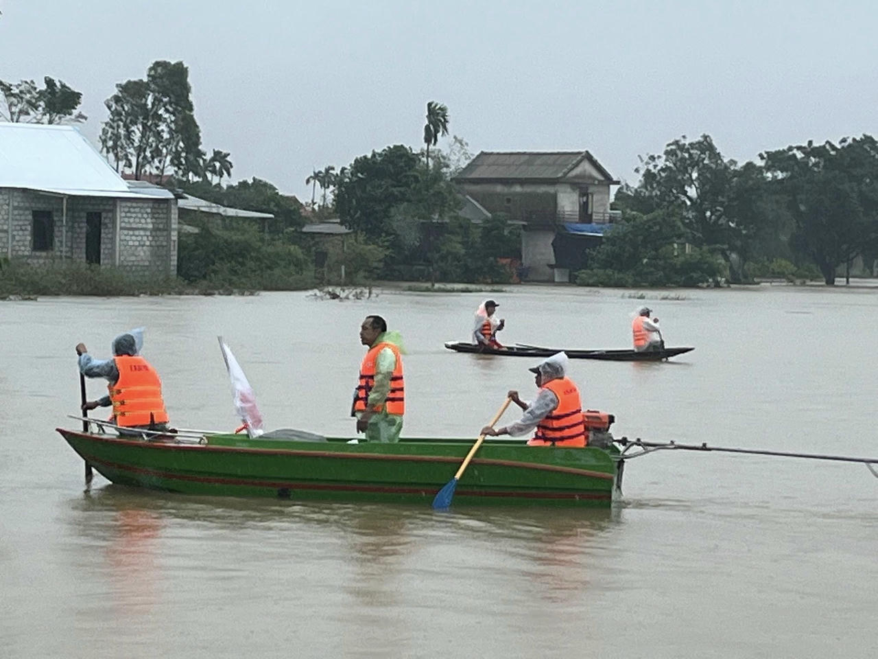 Công tác tìm kiếm người mất tích đang được triển khai khẩn trương, bất chấp mưa lớn và nước chảy xiết.
