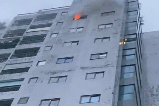 Đám cháy được xác định bùng phát từ một căn hộ ở tầng 12A của chung cư. 