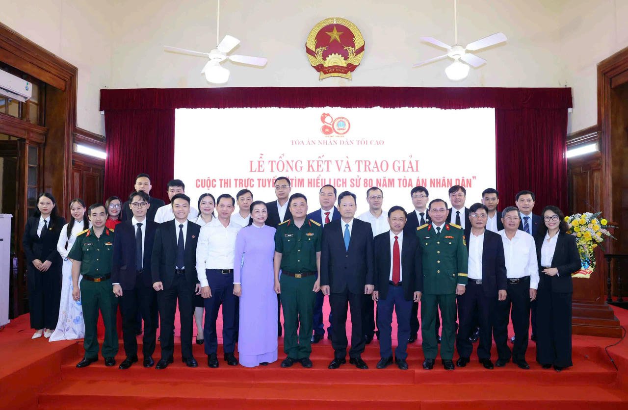 Ban Tổ chức cùng các thí sinh đạt giải chụp ảnh lưu niệm.