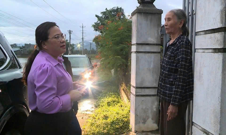 Lãnh đạo xã trao đổi, động viên một người dân cao tuổi về tình hình mưa lũ và công tác phòng chống tại địa phương.