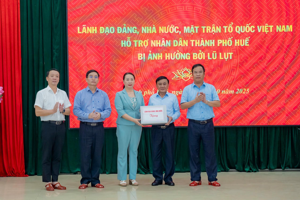 Thường trực Ban Bí thư Trần Cẩm Tú thăm, kiểm tra công tác ứng phó và khắc phục hậu quả mưa lũ tại thành phố Huế