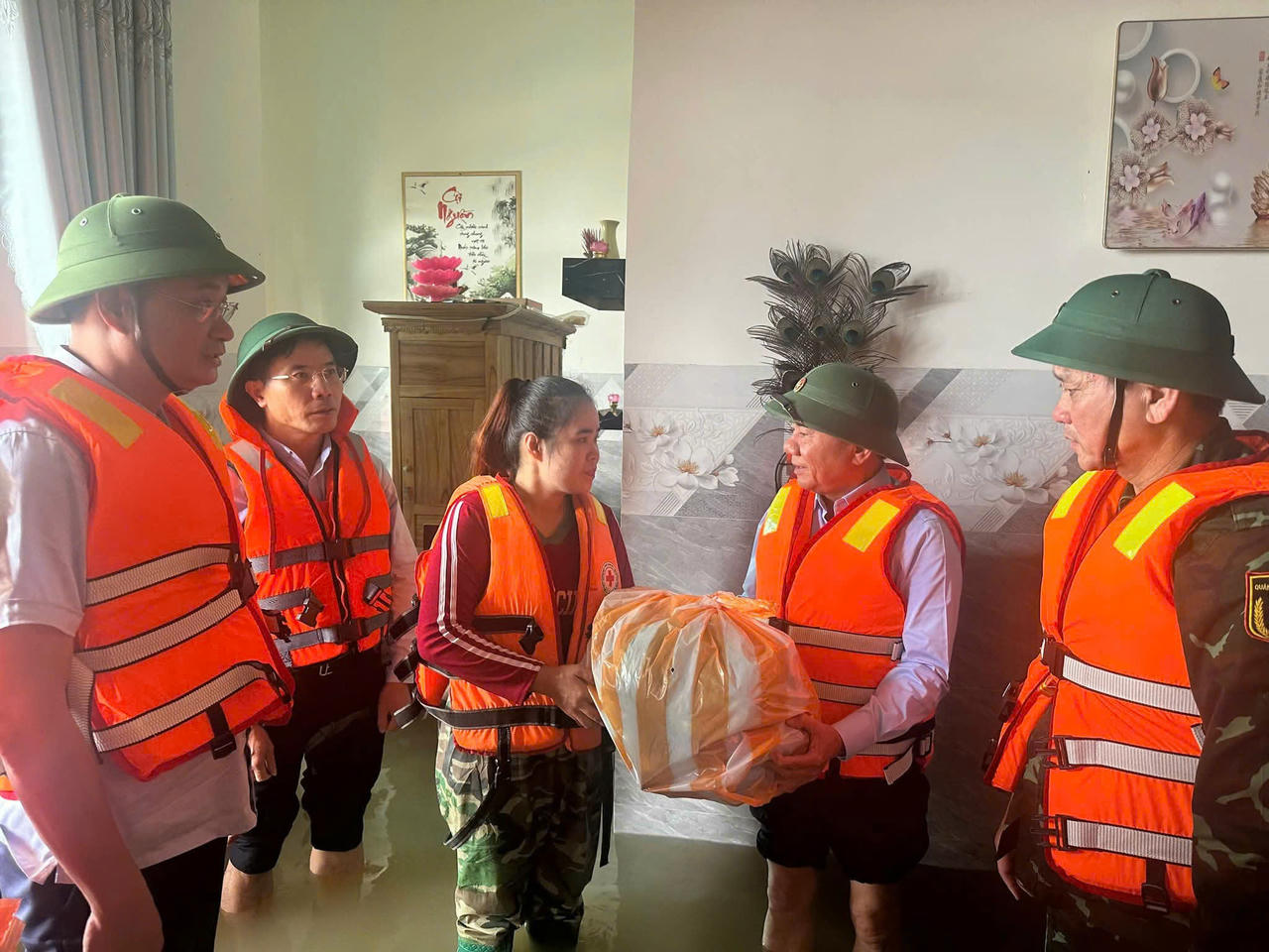 Thường trực Ban Bí thư Trần Cẩm Tú ân cần hỏi thăm tình hình sức khỏe, đời sống, điều kiện sinh hoạt của bà con và chia sẻ với những khó khăn mà người dân đang phải trải qua